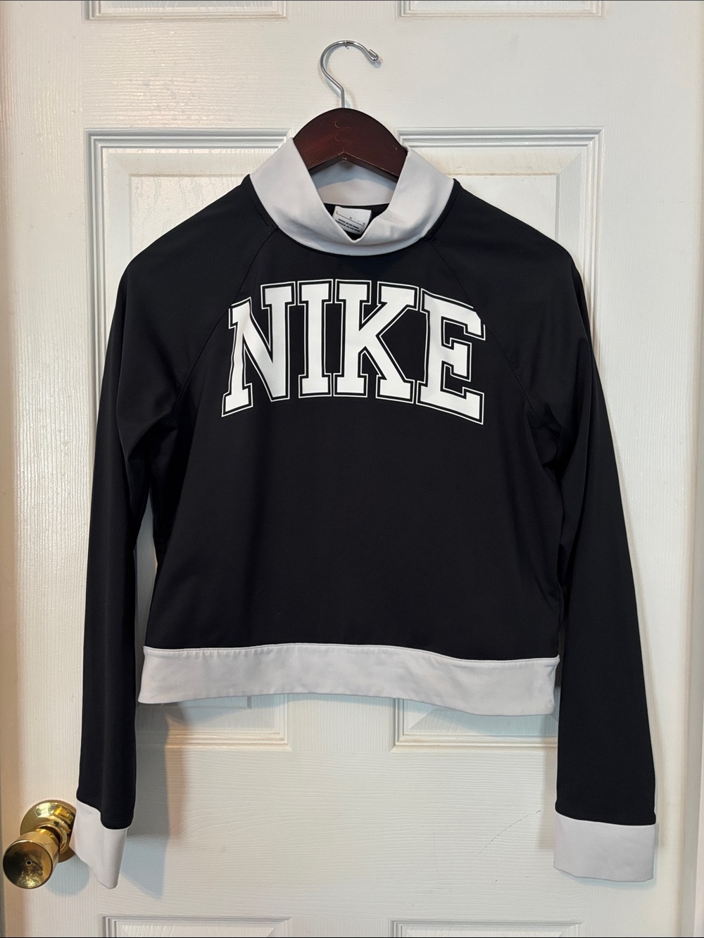 Nike Black/White Cropped Long Sleeve Athletic Top Size L. Great for running
